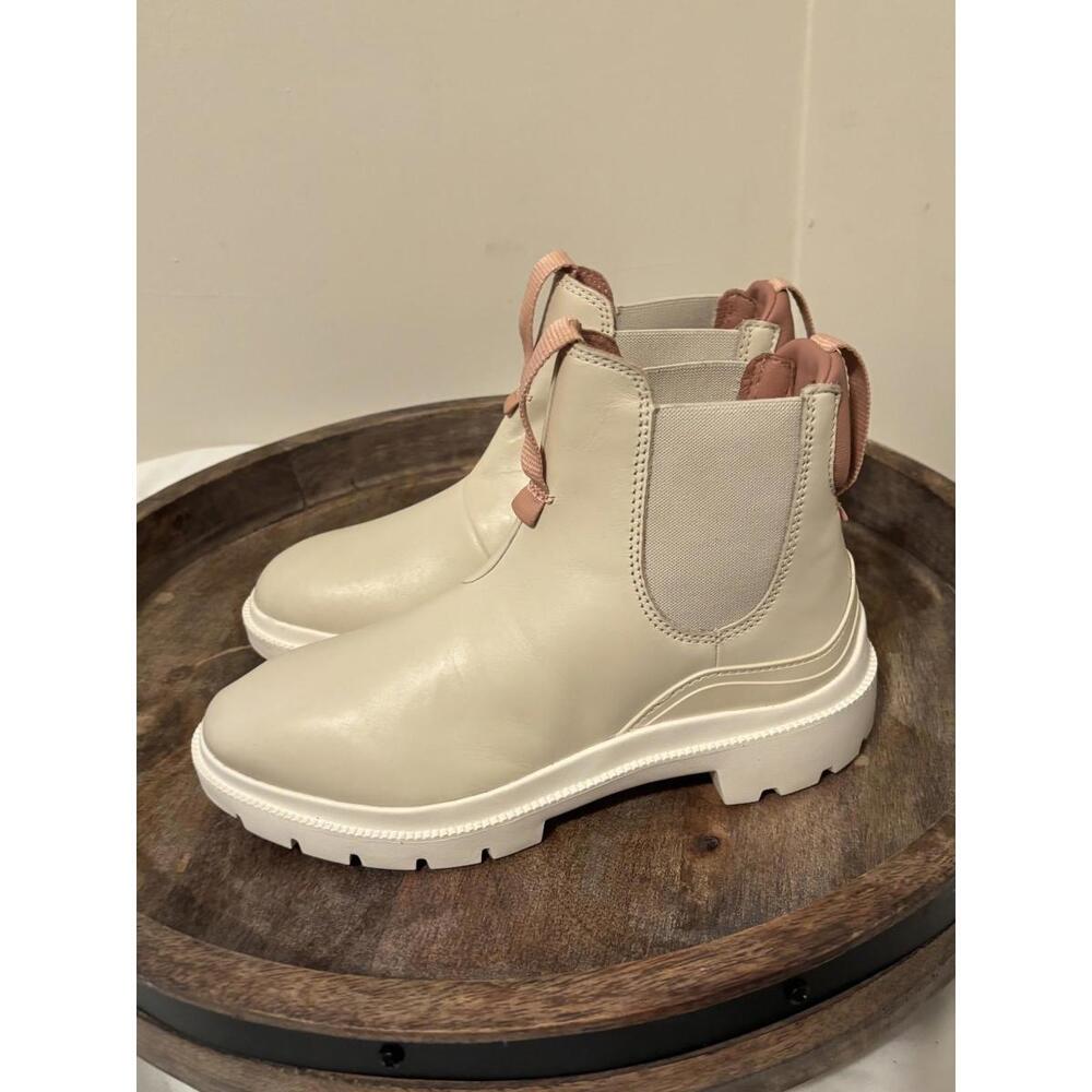 OluKai Cream Leather Chelsea Ankle Boots with Pink Pull Tabs